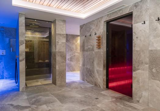 Saunavorhof mit Schwallbrause, Duschen und Eingang Dampfbad