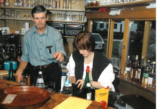 Historische Aufnahme von Mitarbeiterinnen und Mitarbeitern des Landhotels Tirolerhof bei ihrer täglichen Arbeit