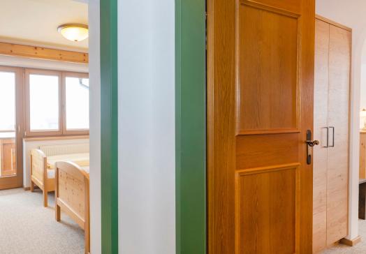 Eingangsbereich des Studio Rosskopf mit Zugang zu getrenntem Schlafraum im Landhotel Tirolerhof in der Wildschönau