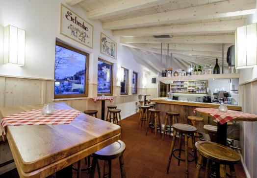 Gemütliche Stadlbar beim Landhotel Tirolerhof in Oberau in der Wildschönau