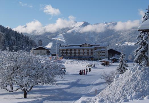 Landhotel Tirolerhof in Oberau in der Wildschönau im Winter mit verschneiter Landschaft und Blick auf das Skigebiet Ski Juwel Alpbachtal Wildschönau in Tirol