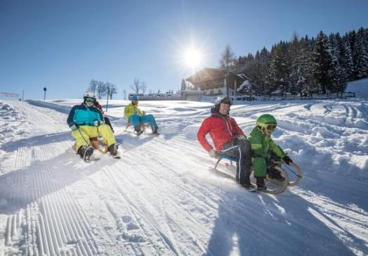 Winterlicher Kurzurlaub im Schnee in der Wildschönau mit Blick auf die verschneite Berglandschaft rund um das Landhotel Tirolerhof in Oberau