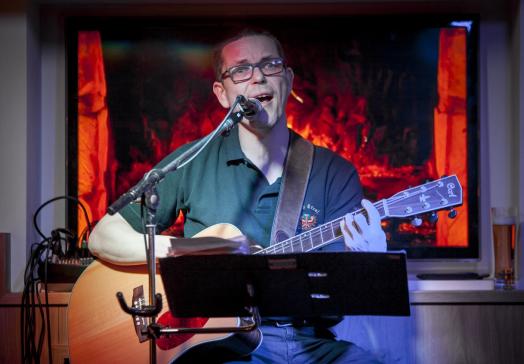 Live music in the dining room of the Landhotel Tirolerhof in Oberau in the Wildschönau region, featuring the owner himself.