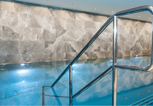 Das Hallenbad im Landhotel Tirolerhof lädt zu entspannenden Badespaß ein ...
