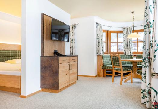 Appartement Zauberwinkel im Landhotel Tirolerhof in Oberau in der Wildschönau mit getrennten Schlafbereichen und Bergblick