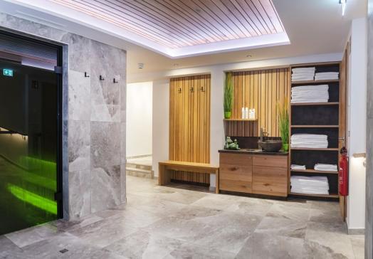 Saunavorraum mit Dampfbad, Trinkstation und Handtuchausgabe.