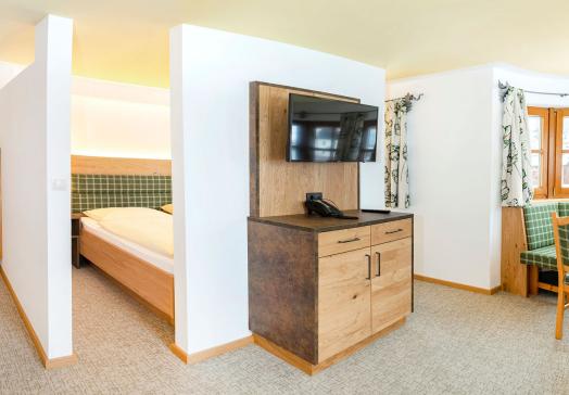 Grundriss des Appartement Wilder Kaiser im Landhotel Tirolerhof in Oberau in der Wildschönau mit Wohn- und Schlafbereich, Kochnische, Badezimmer, separatem WC und Balkon