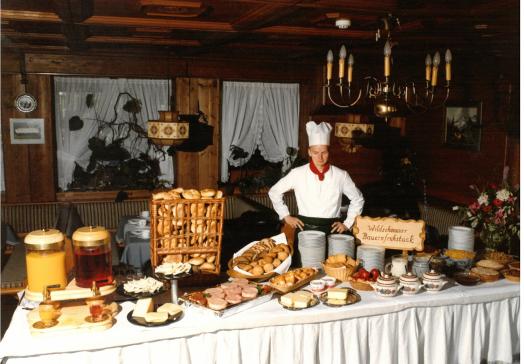 Gäste im heutigen Landhotel Tirolerhof bei gemeinsamen Momenten und Urlaubserlebnissen in früheren Jahren