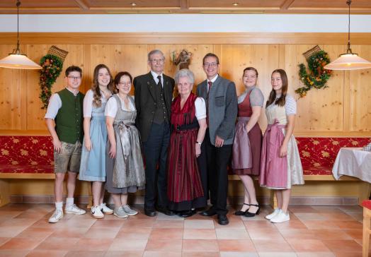 Die Betreiberfamilie des Landhotels Tirolerhof in aktueller Aufnahme vor dem Hotel in der Wildschönau
