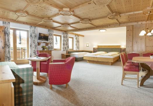 Zirbenstube im Landhotel Tirolerhof in Oberau in der Wildschönau mit Einrichtung aus Zirbenholz