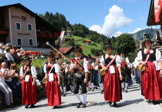 Zahlreiche Musikkapellen begeistern die Zuschauer beim Wildschönauer Talfest