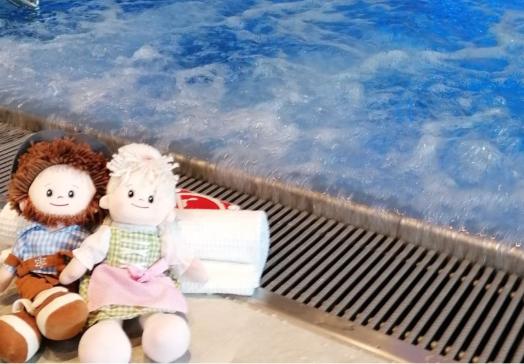 Alma & Sturmi entspannen im neu errichteten Hallenbad