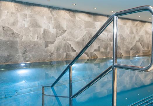Das Hallenbad im Landhotel Tirolerhof lädt zu entspannenden Badespaß ein ...