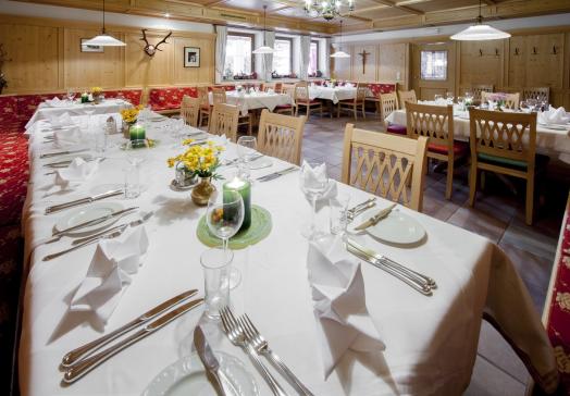 Unsere Antonistube im Restaurant des Landhotel Tirolerhof Wildschönau eignet sich hervorragend für Feierlichkeiten ...