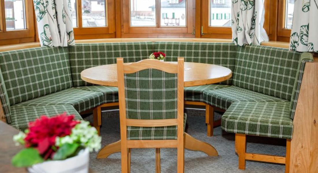 Gemütliche Sitzecke im Appartement im Landhotel Tirolerhof in Oberau in der Wildschönau mit Eckbank und Esstisch