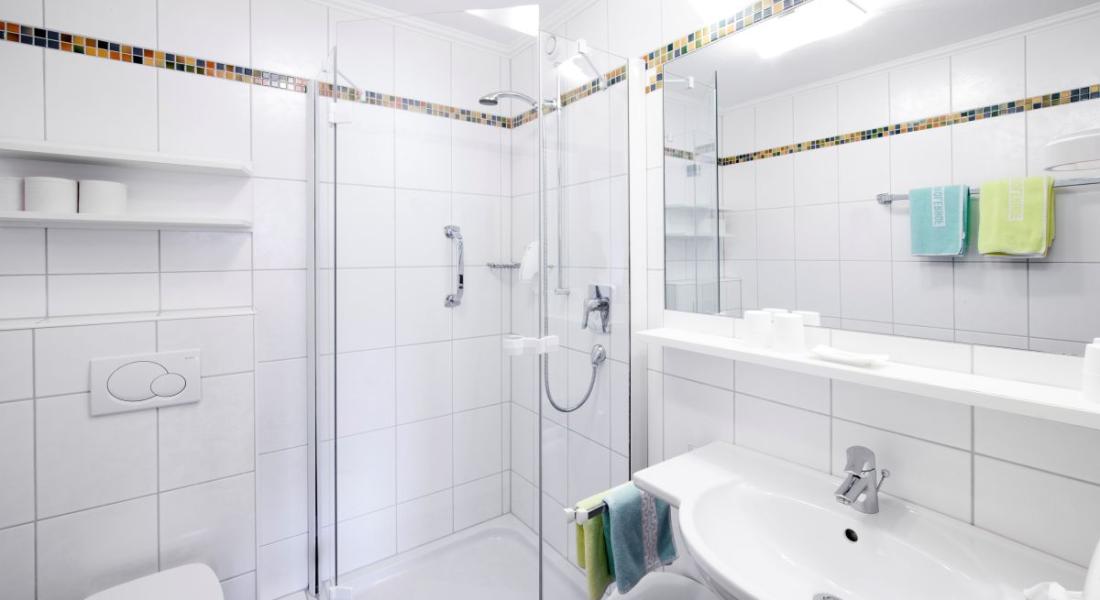 Badezimmer mit Dusche im Komfortzimmer Deluxe Morgensonne im Landhotel Tirolerhof in der Wildschönau in Tirol