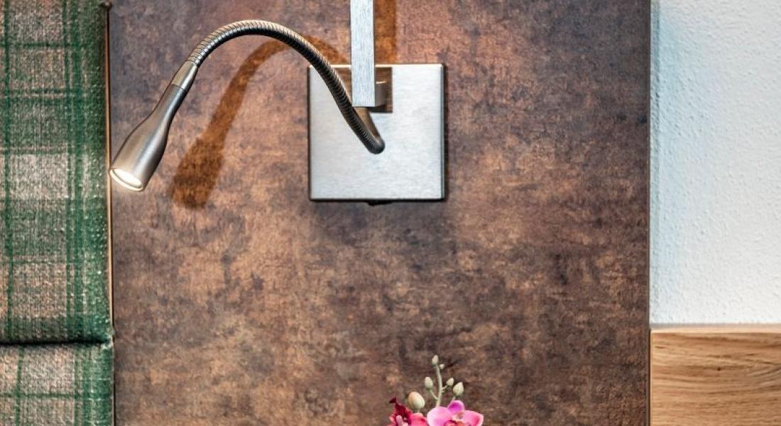 Detailaufnahme von Nachttisch und Leselampe in der Zirbenstube im Landhotel Tirolerhof in Oberau in der Wildschönau