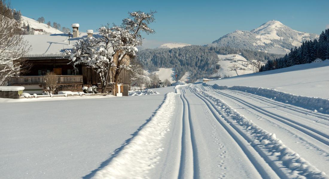 Perfekt präparierte Langlaufloipe in Oberau in der Wildschönau im Winter mit verschneiter Landschaft und Blick auf die Tiroler Berge nahe Landhotel Tirolerhof