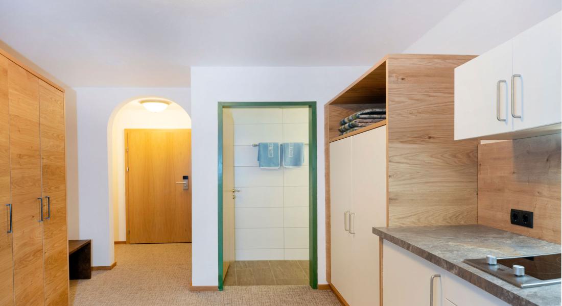 Eingangsbereich mit Küchenzeile im Appartement Zauberwinkel im Landhotel Tirolerhof in Oberau in der Wildschönau