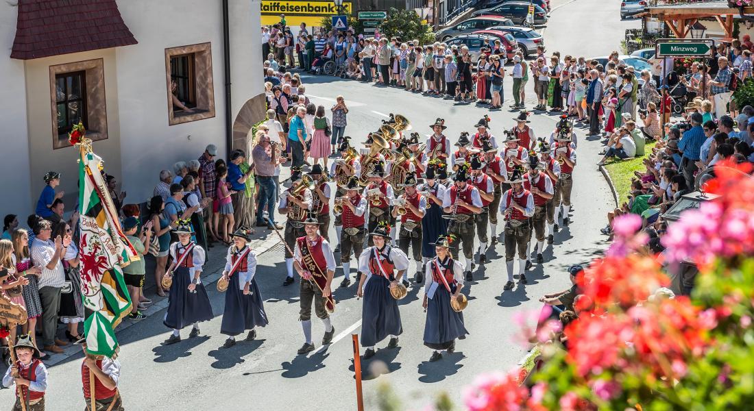 Traditioneller Festumzug beim Talfest in Oberau in der Wildschönau mit Musikkapelle und Trachten, nahe Landhotel Tirolerhof