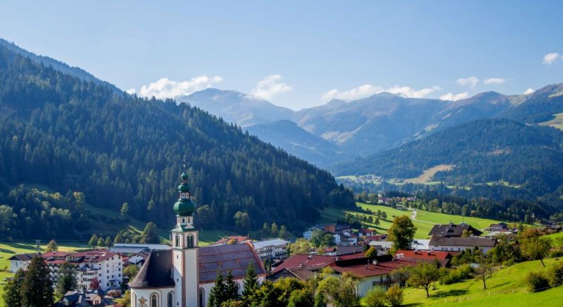 Aussenansicht Tirolerhof - im Vodergrund Pfarrkirche Oberau