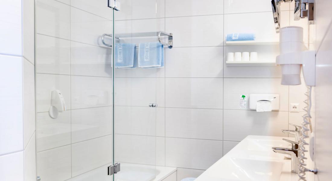 Badezimmer im Appartement Zauberwinkel im Landhotel Tirolerhof in Oberau in der Wildschönau mit Badewanne und Doppelwaschbecken