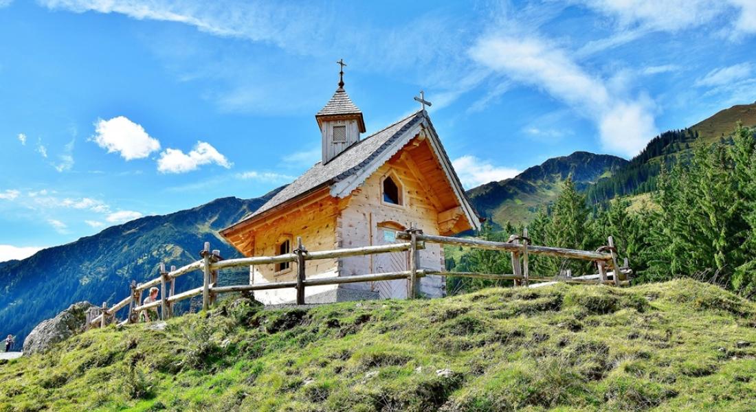 Kapelle Schönangeralm in Auffach Wildschönau im Sommer mit Bergkulisse nahe Landhotel Tirolerhof Oberau