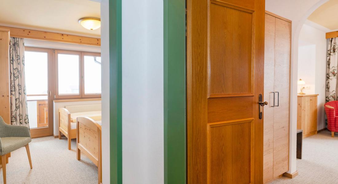 Eingangsbereich des Studio Rosskopf mit Zugang zu getrenntem Schlafraum im Landhotel Tirolerhof in der Wildschönau