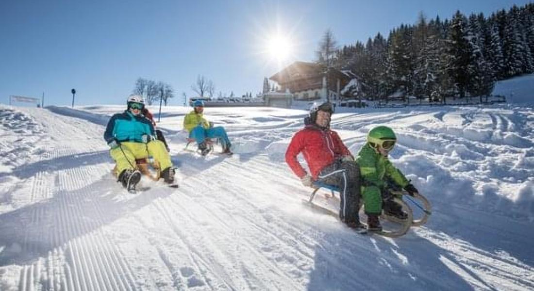 Winterlicher Kurzurlaub im Schnee in der Wildschönau mit Blick auf die verschneite Berglandschaft rund um das Landhotel Tirolerhof in Oberau