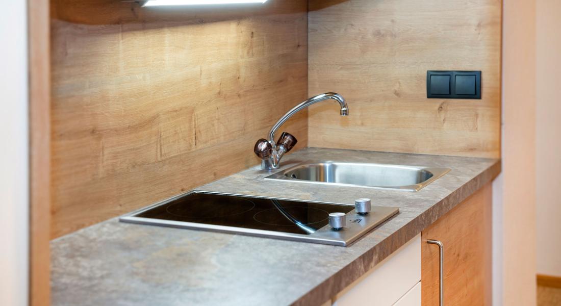 Küchenzeile im Appartement im Landhotel Tirolerhof in Oberau in der Wildschönau mit Kochfeld und Spüle