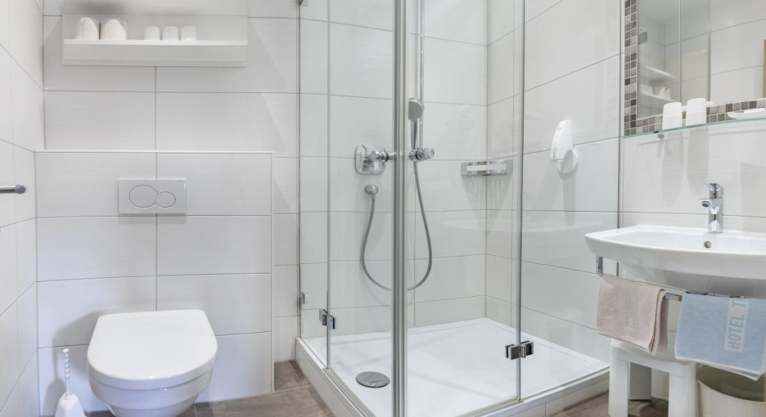 Bathroom with shower in the Rosskopf studio at the Landhotel Tirolerhof in Wildschönau