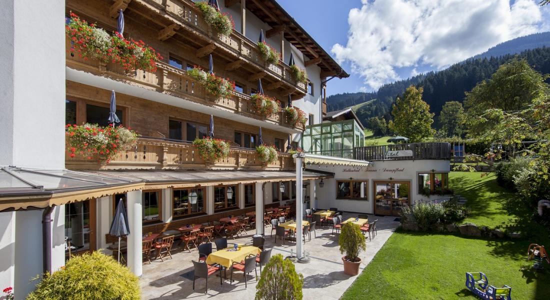 Aussenansicht Landhotel Tirolerhof mit Garten und Terrasse