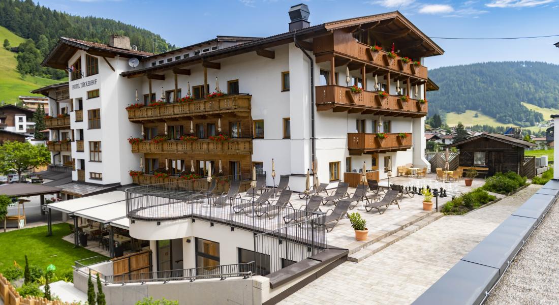 Aussenansicht Landhotel Tirolerhof mit Garten und Terrasse