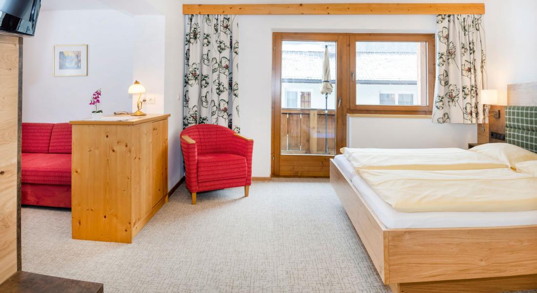 Wohn- und Schlafbereich im Studio Rosskopf im Landhotel Tirolerhof in Oberau in der Wildschönau