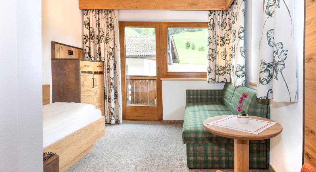 Einzelzimmer mit Schlafsofa für einen Erwachsenen mit Kind im Landhotel Tirolerhof in der Wildschönau