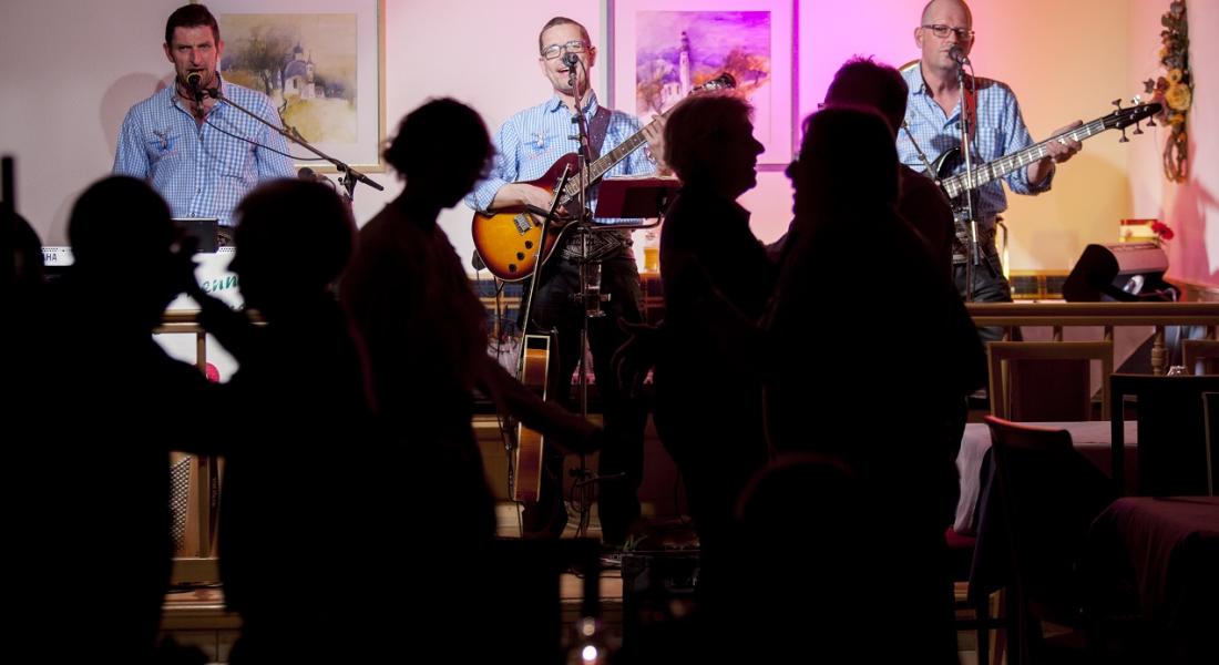 Live-Musik und Tanzabend im Landhotel Tirolerhof in Oberau in der Wildschönau mit Band und Gästen im Speisesaal