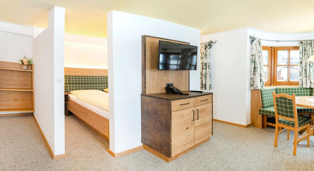 Grundriss des Appartement Wilder Kaiser im Landhotel Tirolerhof in Oberau in der Wildschönau mit Wohn- und Schlafbereich, Kochnische, Badezimmer, separatem WC und Balkon