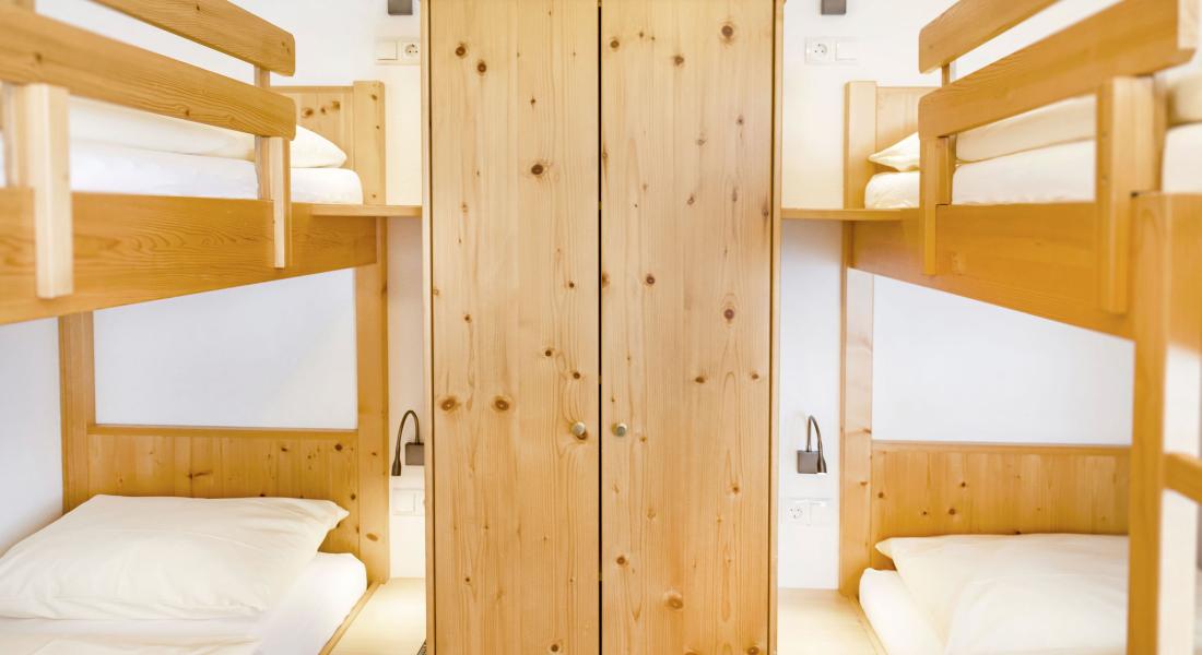 Kinderzimmer im Appartement im Landhotel Tirolerhof in Oberau in der Wildschönau mit Stockbetten aus Holz