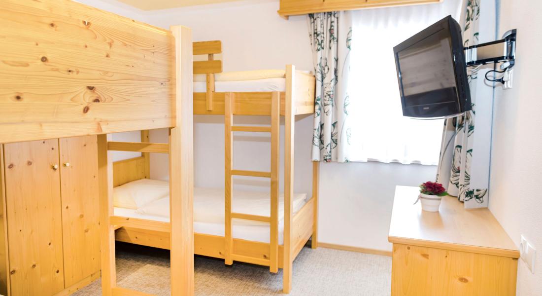 Schlafzimmer mit Stockbetten im Appartement im Landhotel Tirolerhof in Oberau in der Wildschönau