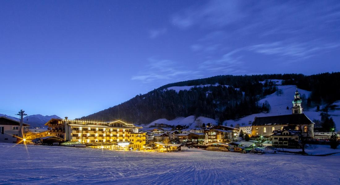 Skipiste am Abend neben dem Landhotel Tirolerhof