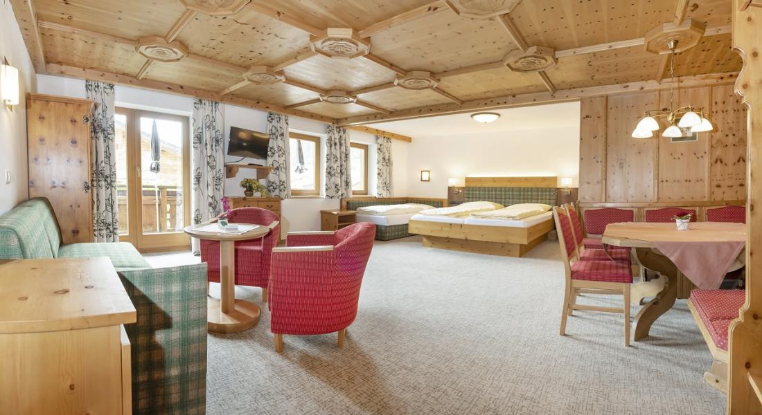 Zirbenstube im Landhotel Tirolerhof in Oberau in der Wildschönau mit Einrichtung aus Zirbenholz