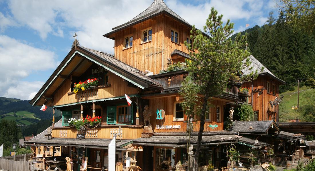 Außenansicht des 1. Tiroler Holzmuseums in Auffach Wildschönau nahe dem Landhotel Tirolerhof