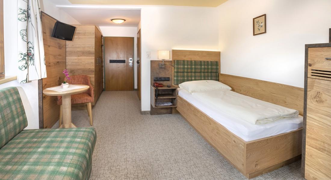 Wohn- und Schlafbereich im Einzelzimmer im Landhotel Tirolerhof in Oberau in der Wildschönau