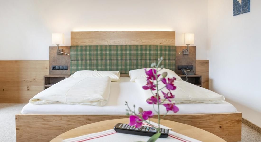 Doppelbett im Komfortzimmer im Landhotel Tirolerhof in Oberau in der Wildschönau