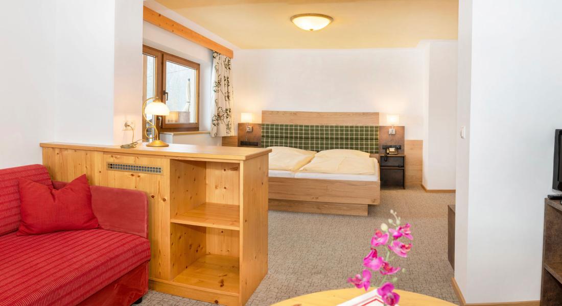 Wohnbereich mit Sitzgelegenheit im Studio Rosskopf im Landhotel Tirolerhof in der Wildschönau