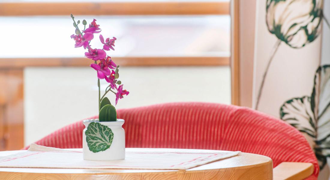 Gemütlicher Sitzbereich im Komfortzimmer Deluxe Morgensonne im Landhotel Tirolerhof in der Wildschönau