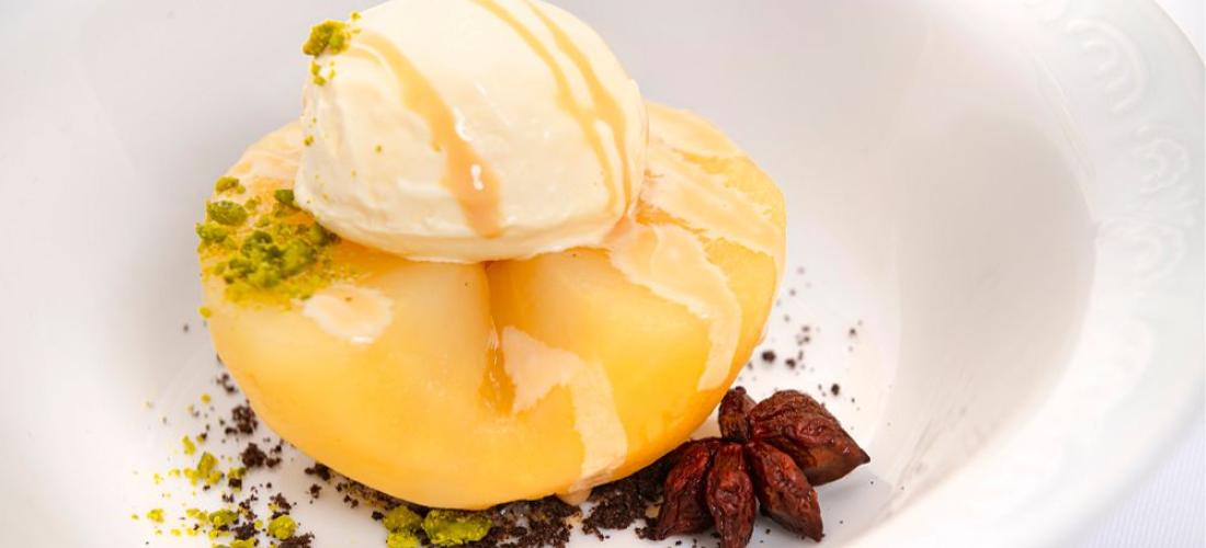 Calvados Äpfel auf Vanilleeis mit Dulce de Leche