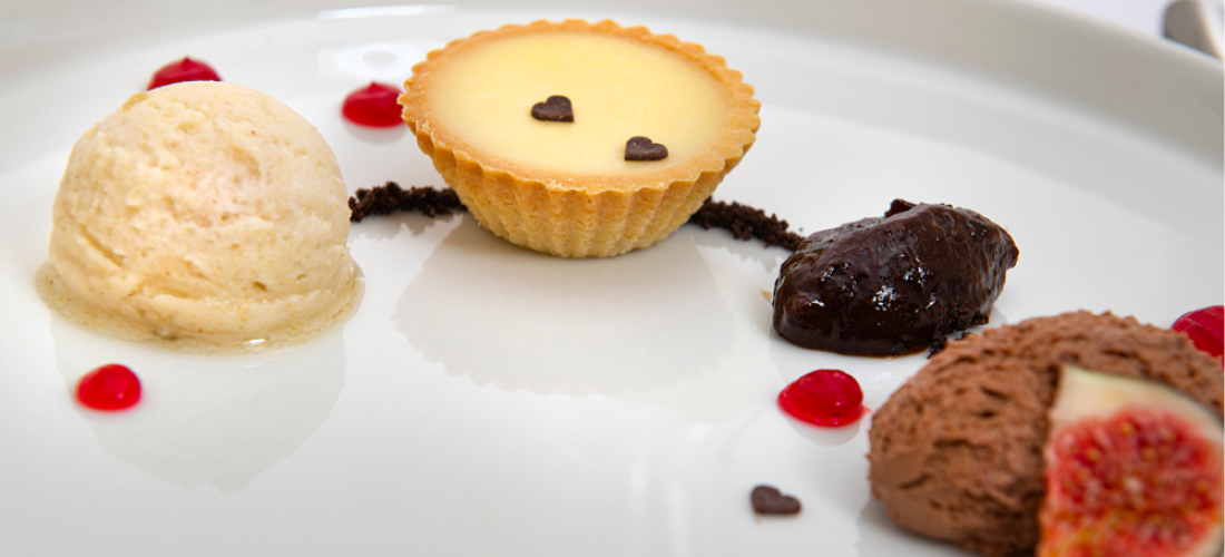 Schokolade trifft Birne und Zwetschke weiße Schokoladen Tarte, dunkles Schokoladenmousse, Birnen-Sorbet und Zwetschken-Ragout