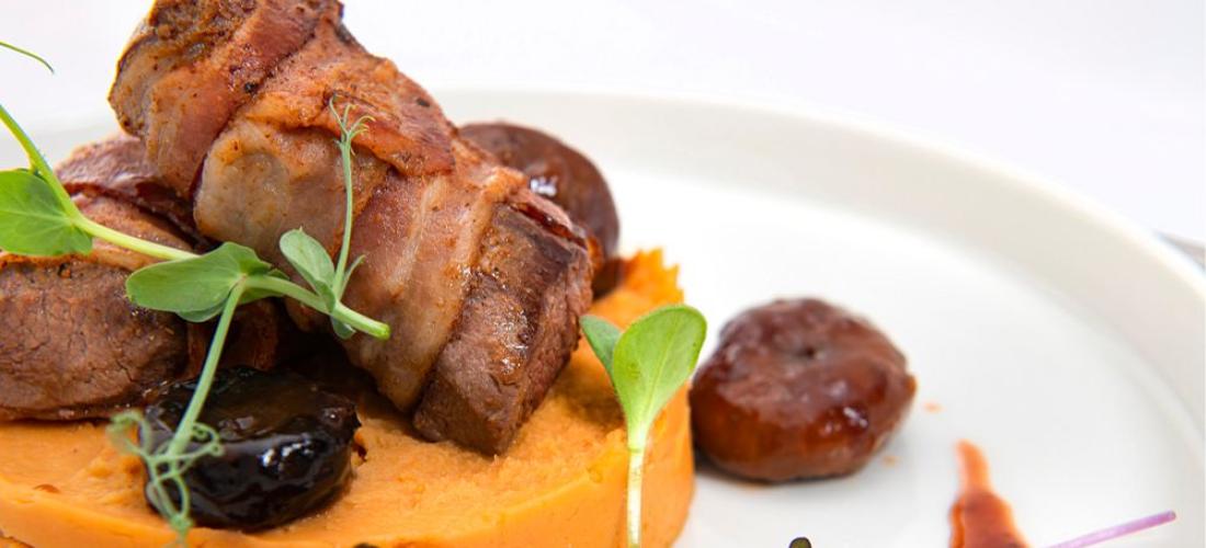 Hirschfilet im Speckmantel mit Früchten in Portweinsauce und Süßkartoffel-Kastaniencreme mit Tonkabohnen verfeinert