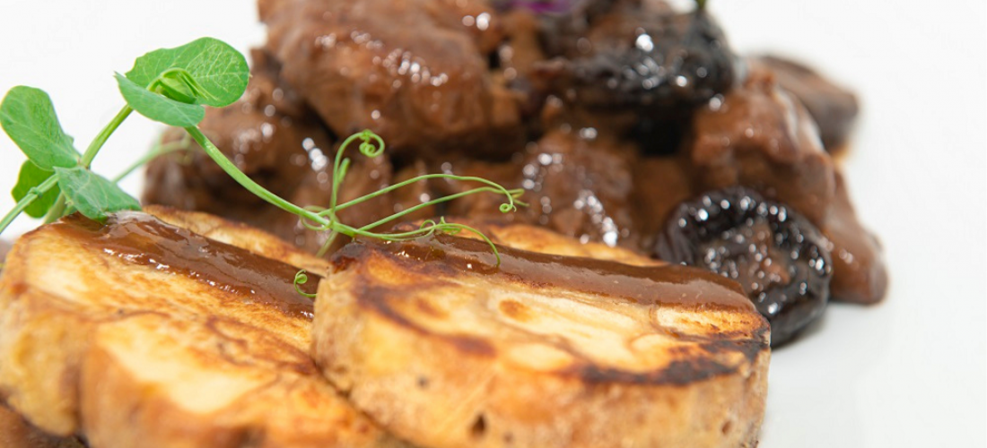 Wildschwein-Ragout mit Dörrpflaumen, Malzbier und Brezen-Serviettenknödel